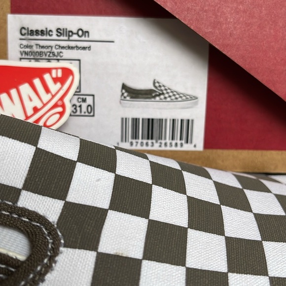 Vans WMNS Classic Slip-On Color Theory Checkerboard•
VN000BV29JC
Sneakers - Picture 3 of 16